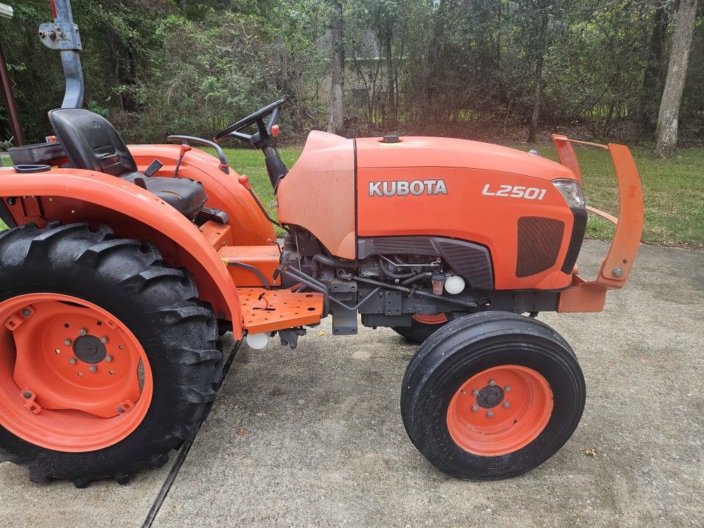 Kubota L2501F Tractor 
