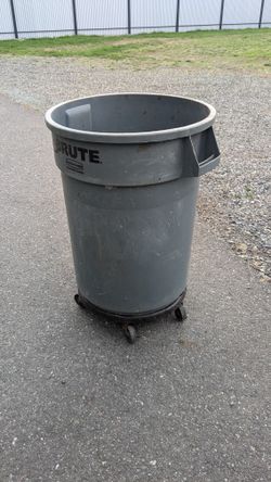 32 Gal Brute Garbage Can On Wheels 