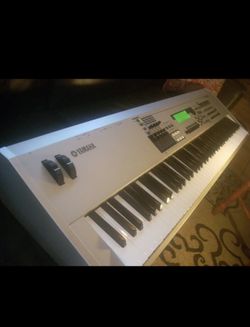 Yamaha MO8 Synthesizer 