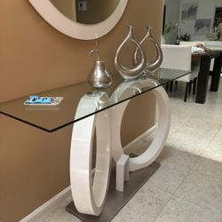 Console table in excellent, like-new condition, purchased at El Dorado Furniture
