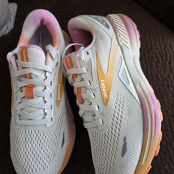 Brooks Women's Size 8