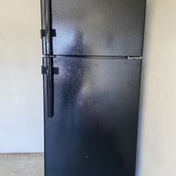GE TOP-FREEZER REFRIGERATOR  
