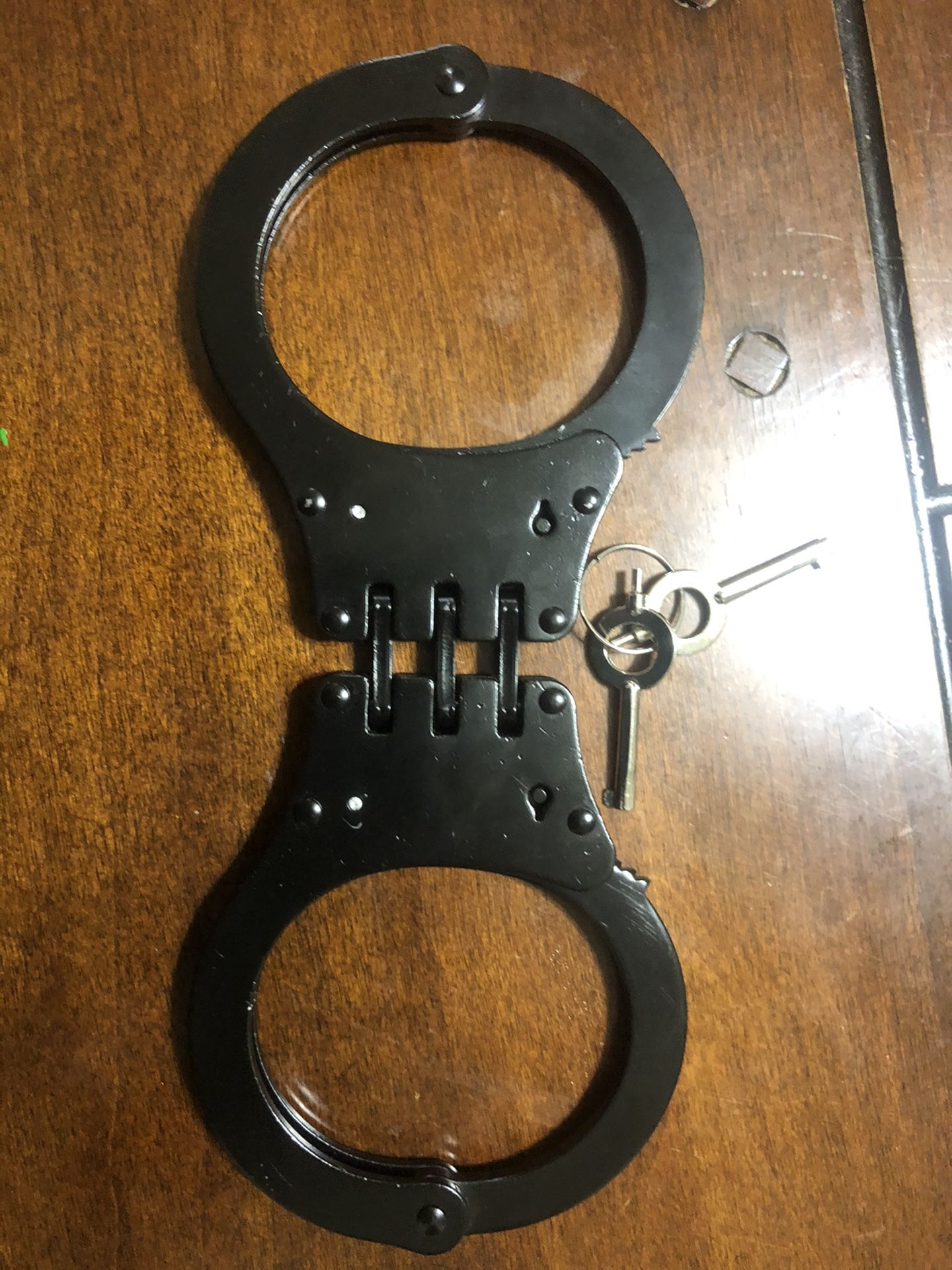 Double lock handcuffs