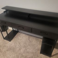 Black Desk