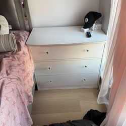 3 drawer dresser good condition****