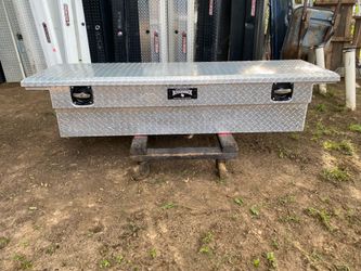 TOOL BOX ALMOST NEW WHIT KEY