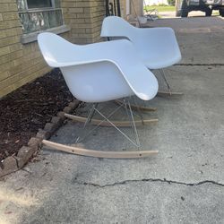 Set of 2 White Rocking chairs 