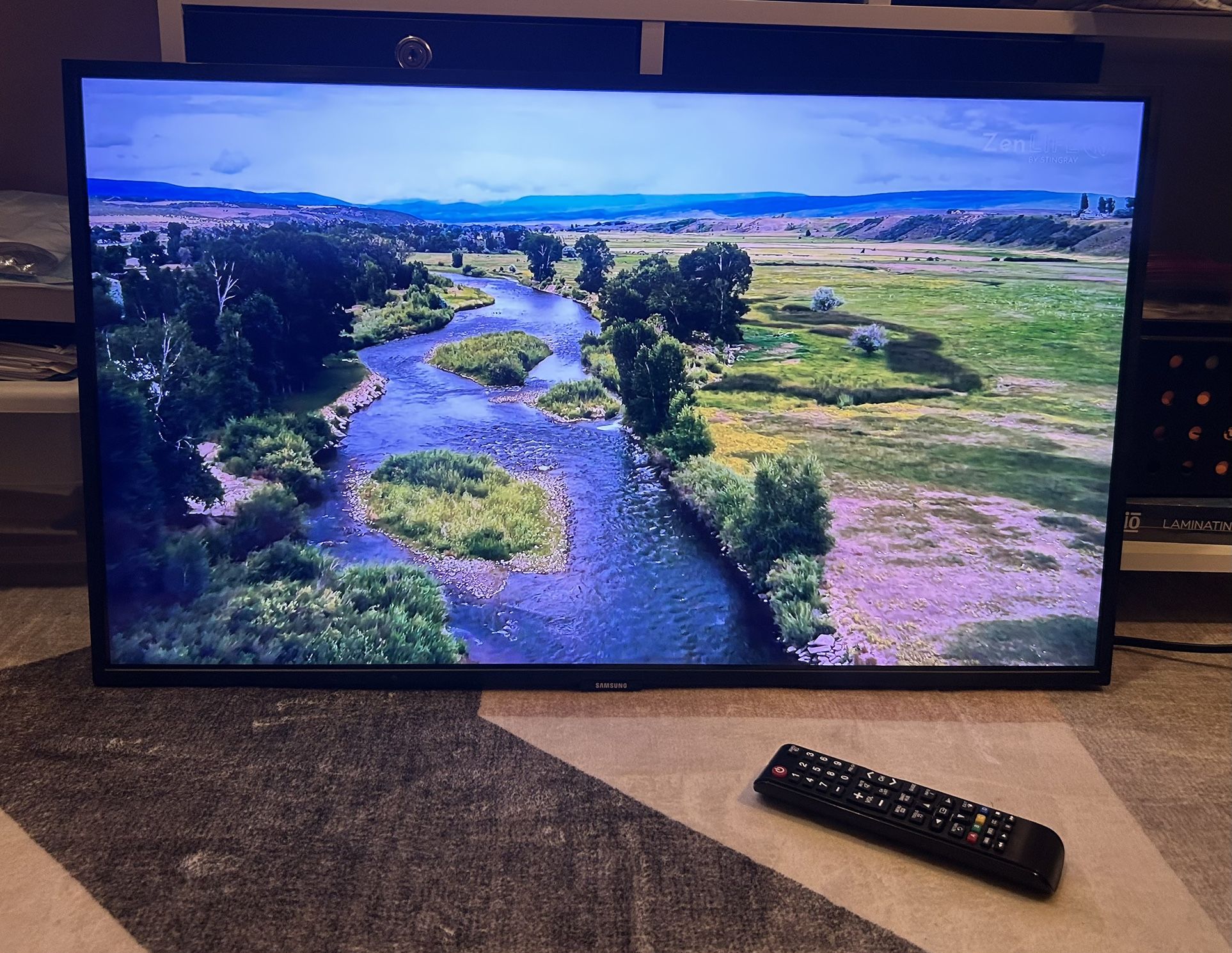 Samsung 32" 4K UHD Smart TV & Remote