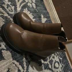 Woman’s Boots Size 7