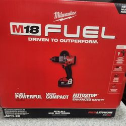 Milwaukee 1/2 Hammer Drill Driver Set
