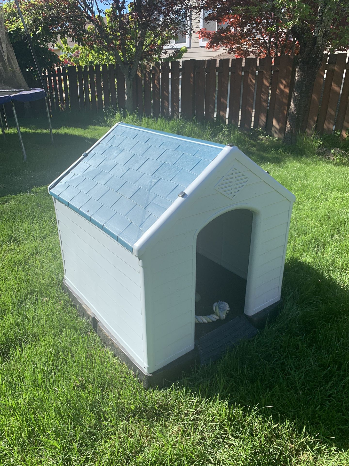 Large Dog House - Almost New