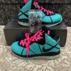 Nike LeBron VIII Qs Size 7.5 In Men’s And 9 In Woman’s 