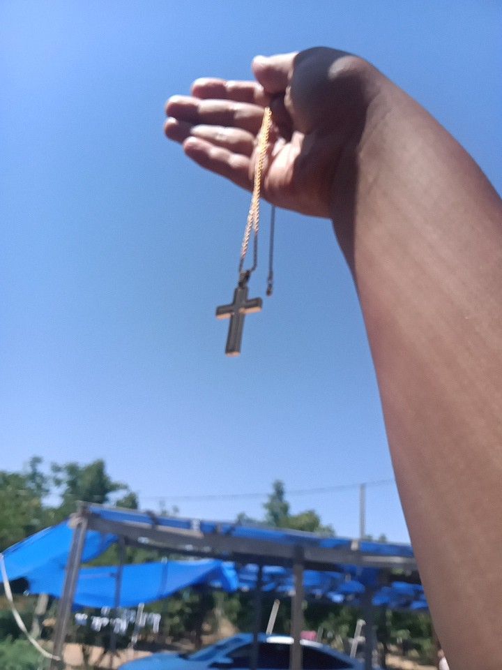 Gold Cross Chain Paid 160 Selling It For $100