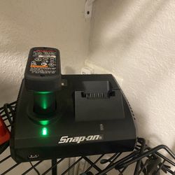 SNAP-ON TOOLS 14.4V 14.4 Volt Battery And Charger 