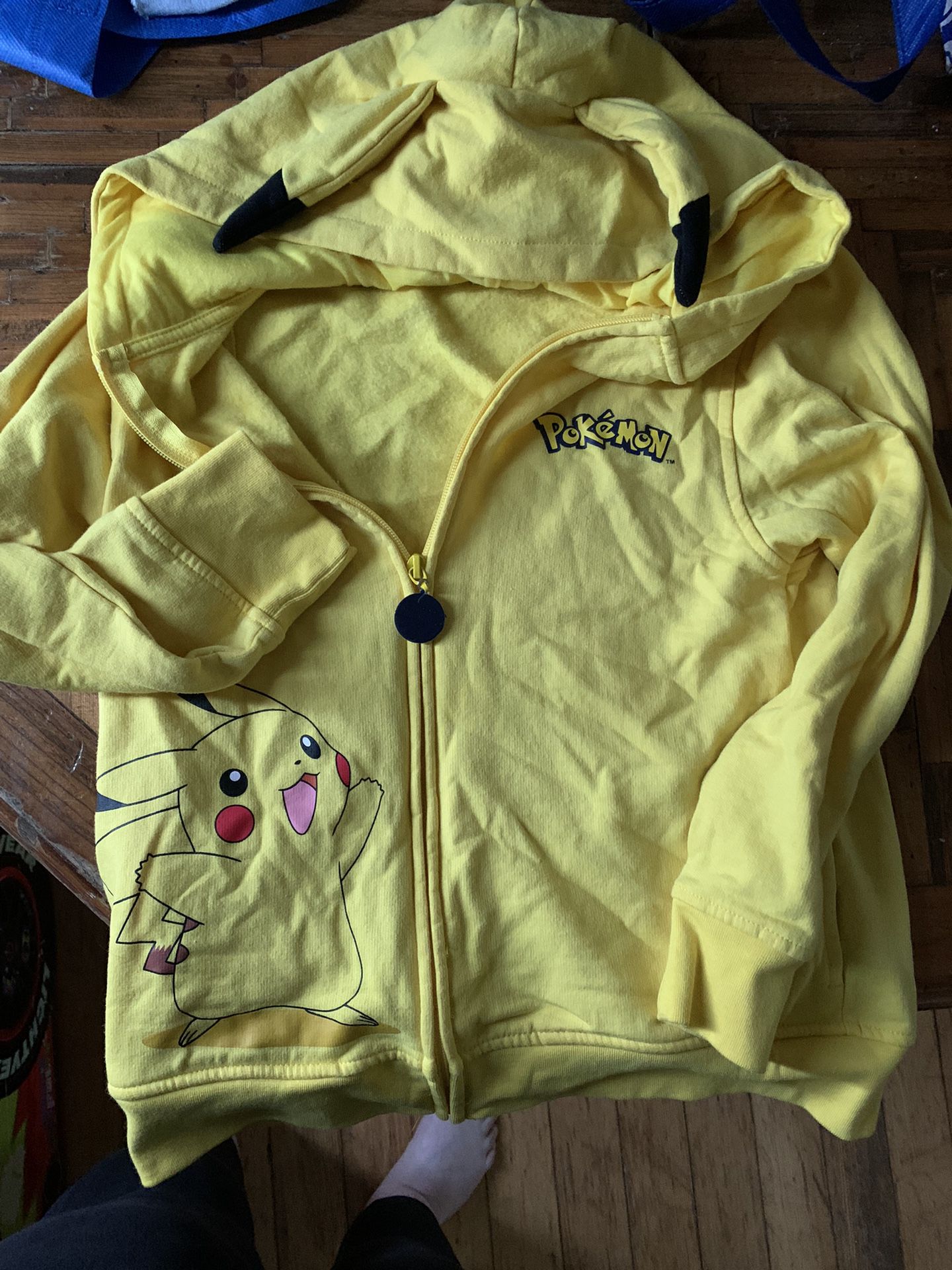 Boys Size Medium Pikachu Zip Up Hooded Sweatshirt