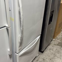Whirlpool Bottom Freezer Refrigerator 33 Inch Wide With Reversible Door