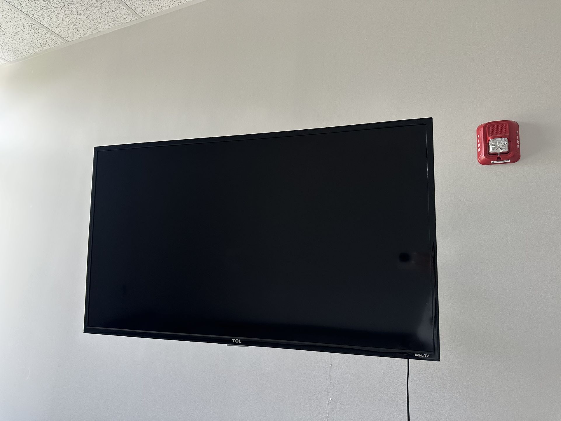 TCL ROKU TV 40”