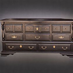 Broyhill 9-Drawer Dresser