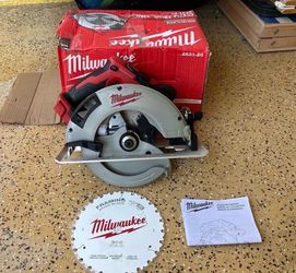 Milwaukee M18 18V Lithium-Ion Brushless Cordless 7-1/4 in. Circular Saw (Tool-Only)
