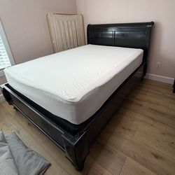 Queen Sized Black Sleigh Bed