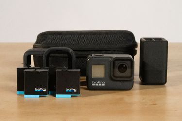GoPro 8 Black + 4 batteries, roll cage and charger