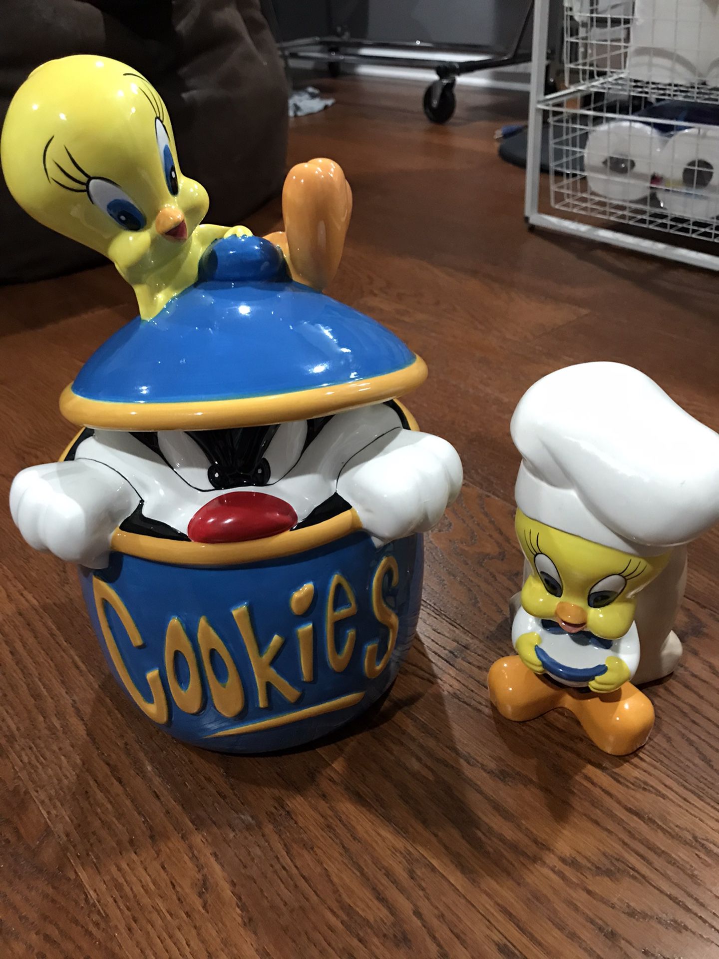 Sylvester and Tweety bird cookie jar & utensils Holder