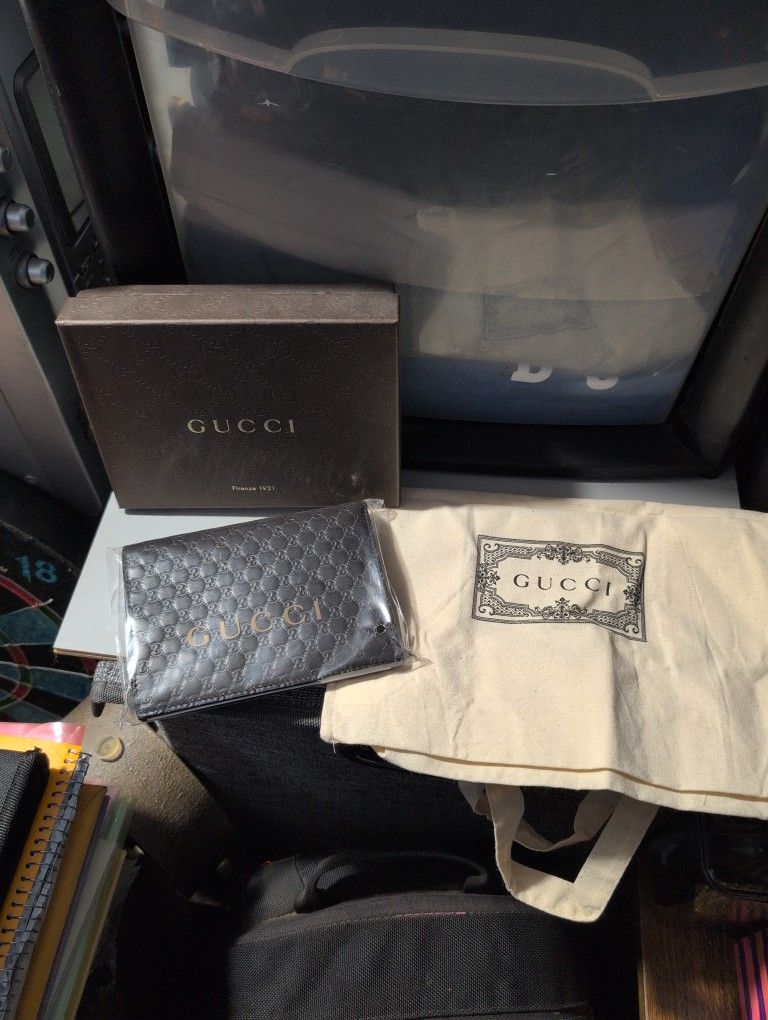 Gucci Microguccissima leather passport holder