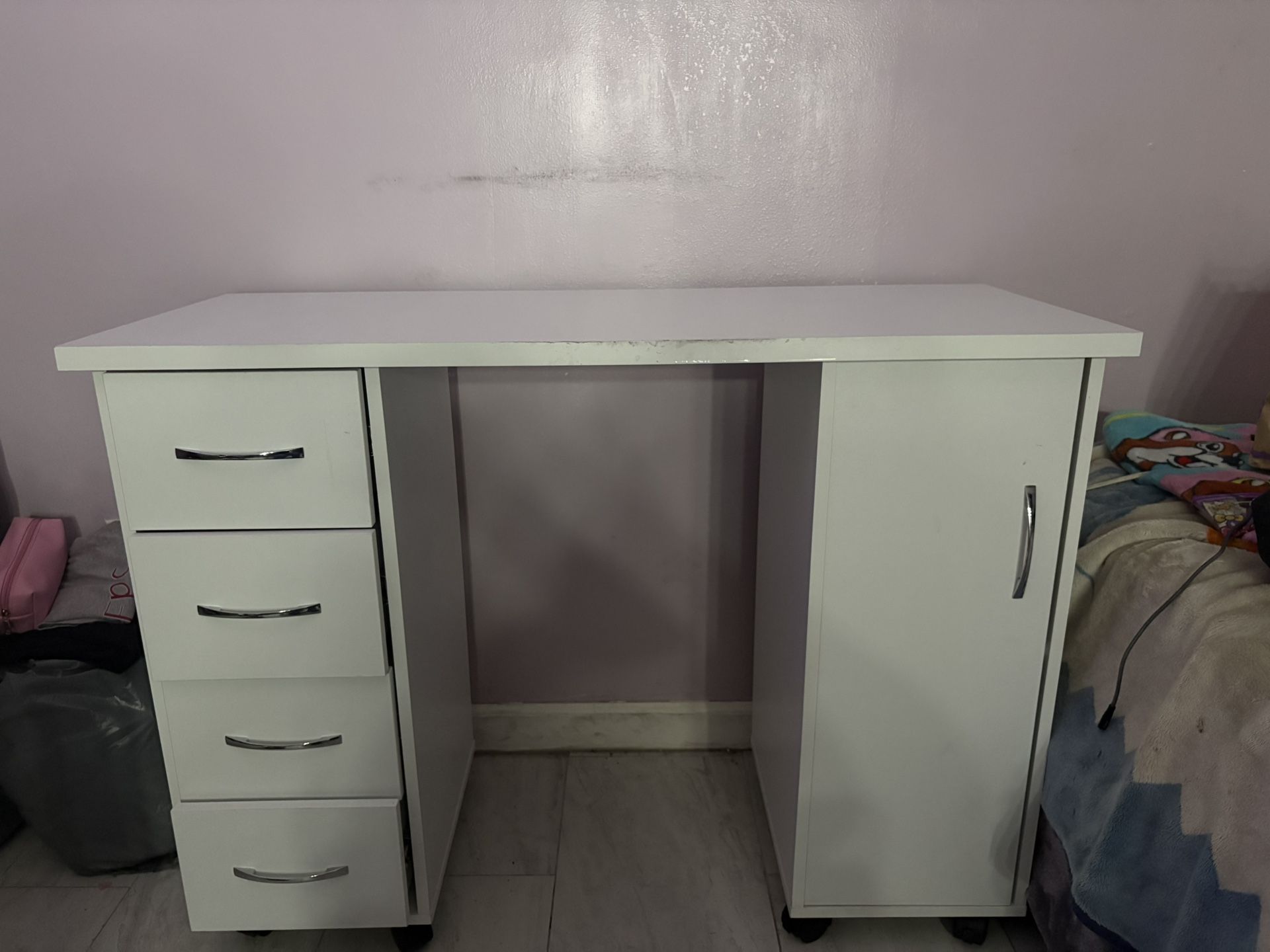 desk / nail table for sell