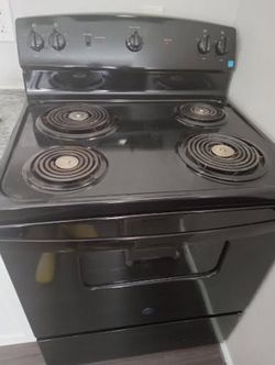 New In Box GE 30 in 4 Burner Free Standing Electric Range in Black