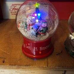 3 Christmas Snow Globs/ 2 Play Music