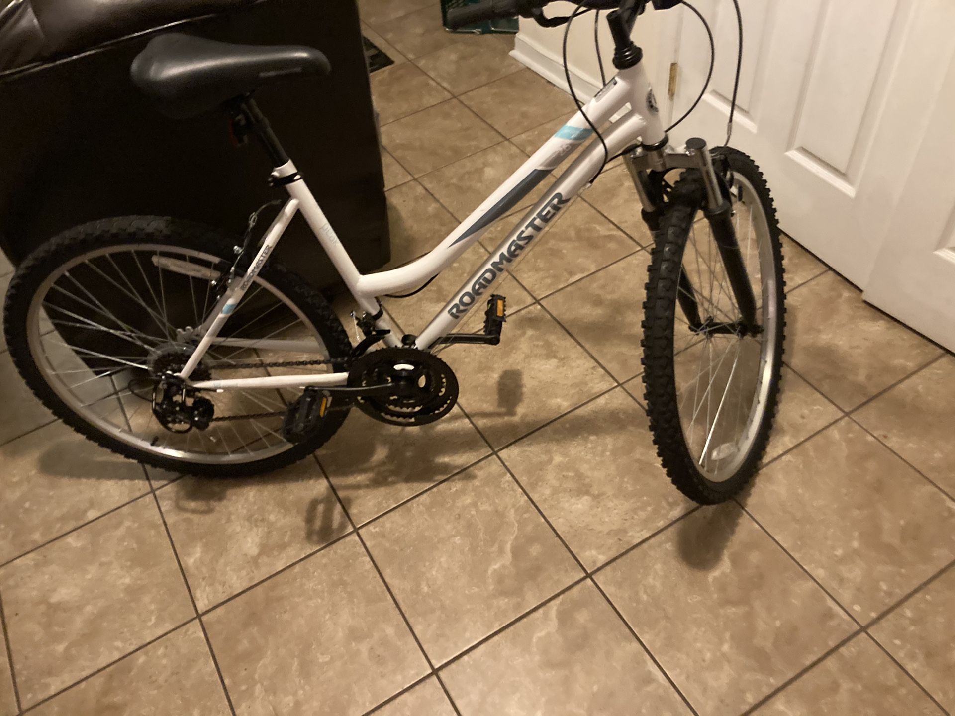 Roadmaster 26" Granite Mountain Bike, White