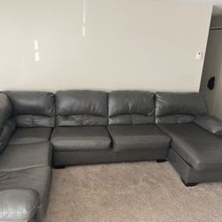 Caoucth King Bed . Tv 65’’ TCL 