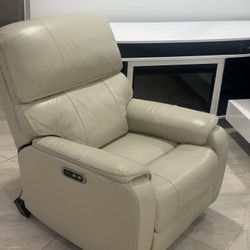 Premium Cream Leather Power Recliner – Excellent Condition