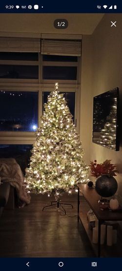 6ft Snow Flocked Pre-lit Christmas Tree with  Warm White Lights, 820 Lush Branch Tips