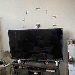Hisense 86 Inch Tv Used But Good Conditions 