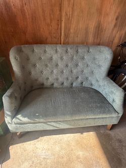 Tufted Loveseat – Excellent Condition