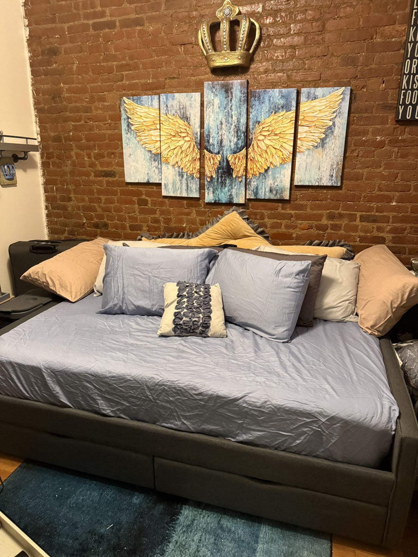 Full Size Upholstered Daybed/Tufted Sofa in Dark Grey. 