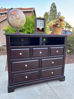 7 Drawer Modern Dresser Chest of Drawers Furniture Great Condition