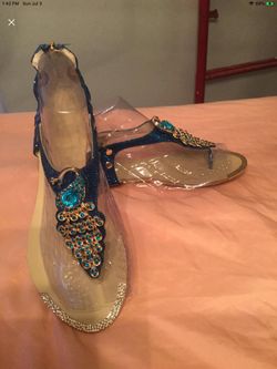 BEAUTIFUL Elegant PEACOCK 🦚 Rhinestones & Gold Toe, Zipper-Back Bead T-Sandal (Shoes)SIZE: 9 #scvblackbutterflysaleandb