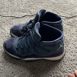 Navy Midnight Jordan 11’s