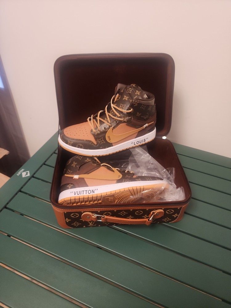 Louis Vuitton Men's Size 10 - $300 OBO