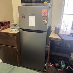 Fridgemaster 4.4 cu. ft. fridge and freezer