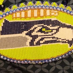 A wall Or necklace Feeded seahawks