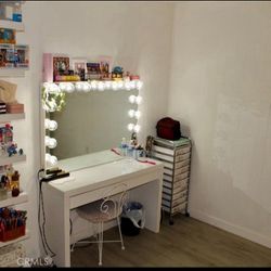 Impressions Hollywood Vanity 