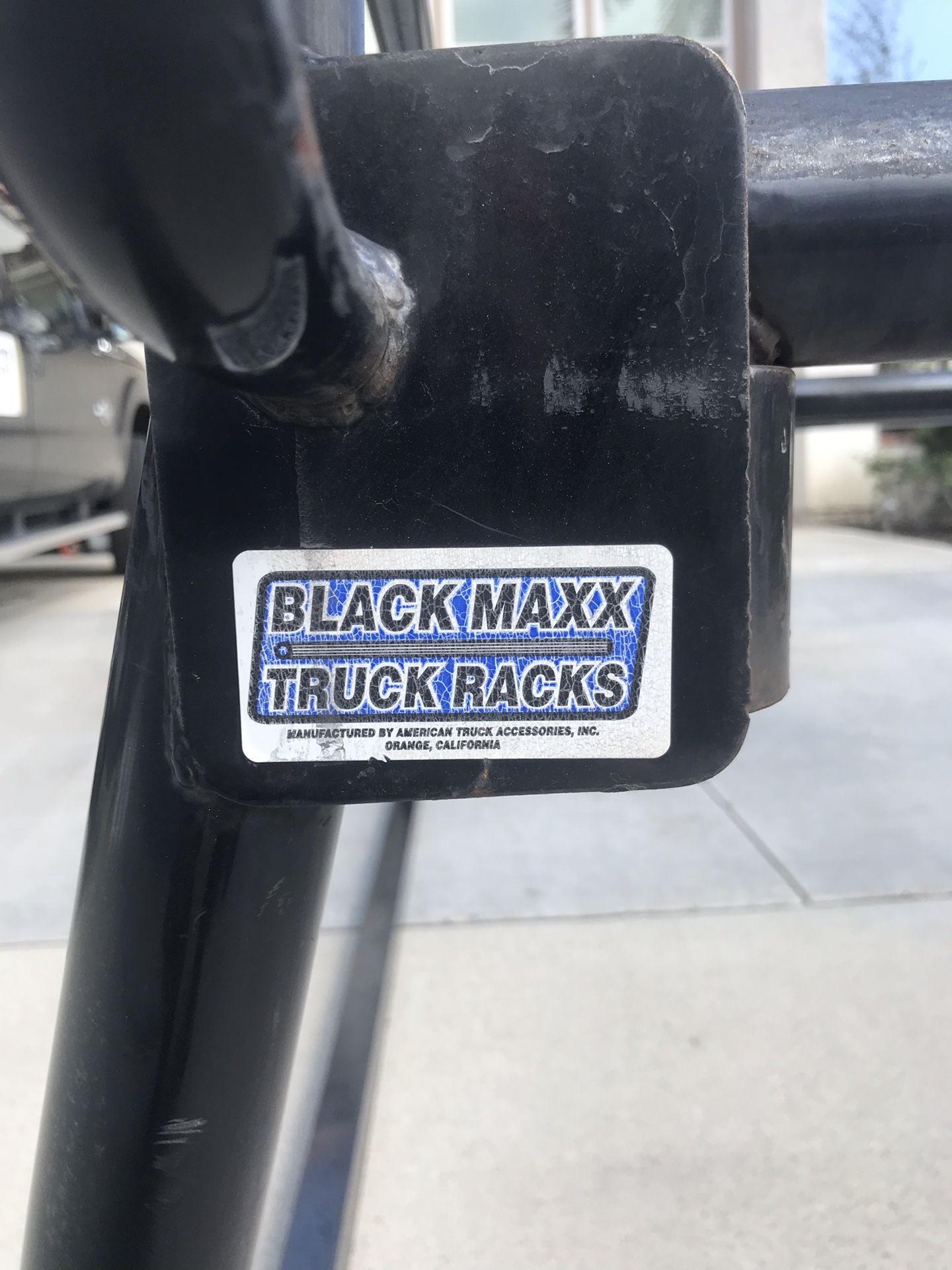 Black Maxx truck rack