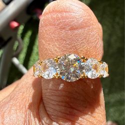 Engagement ring with a central moissanite stone, in 925 sterling silver.