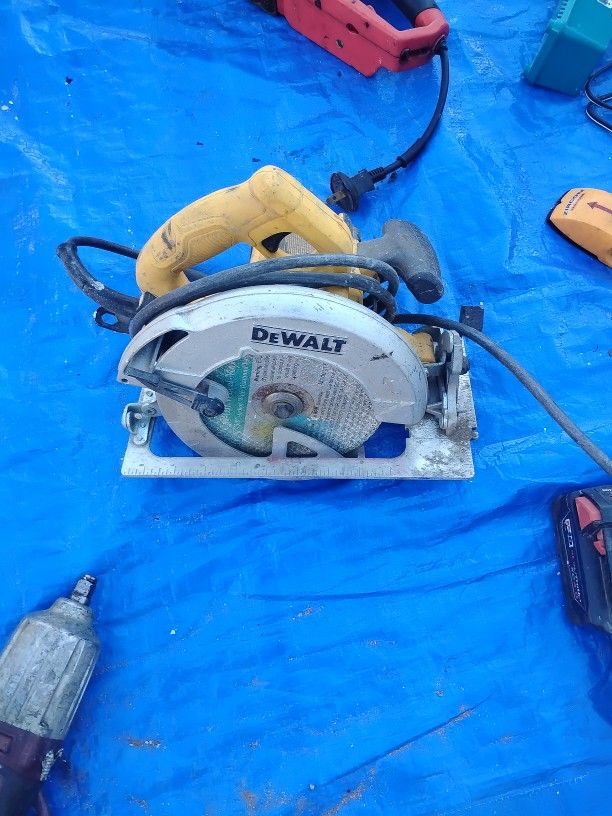 DeWalt Saw