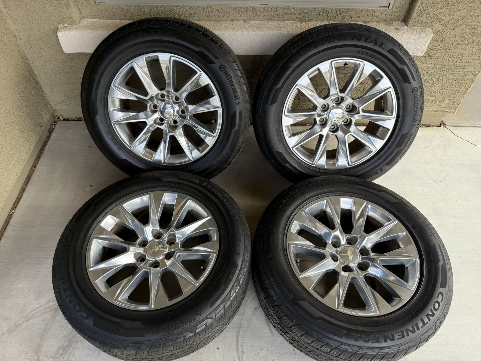 I'm selling a set of 20-inch rims with tires in excellent condition. They come with their nuts and sensors. They come from a 2021 Silverado LTZ, also
