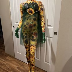 Mannequin Hands & Arms are Detachable. 