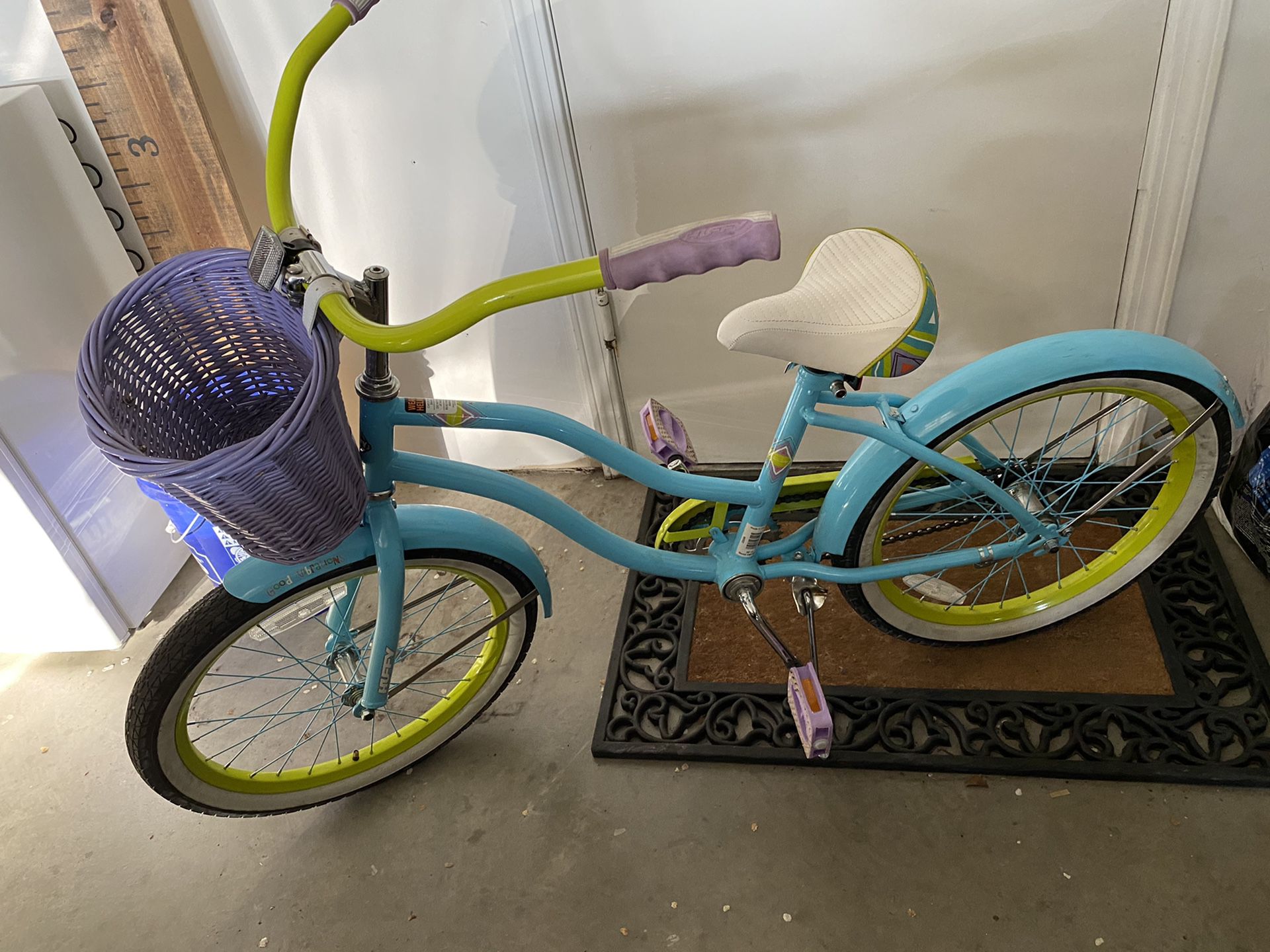 Girls beach cruiser bike